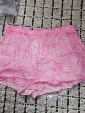 PINK SILKY SLEEP BOXY SHORT in Pink Leapord New Small